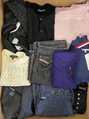 The photo shows a package with clothing in the category U.