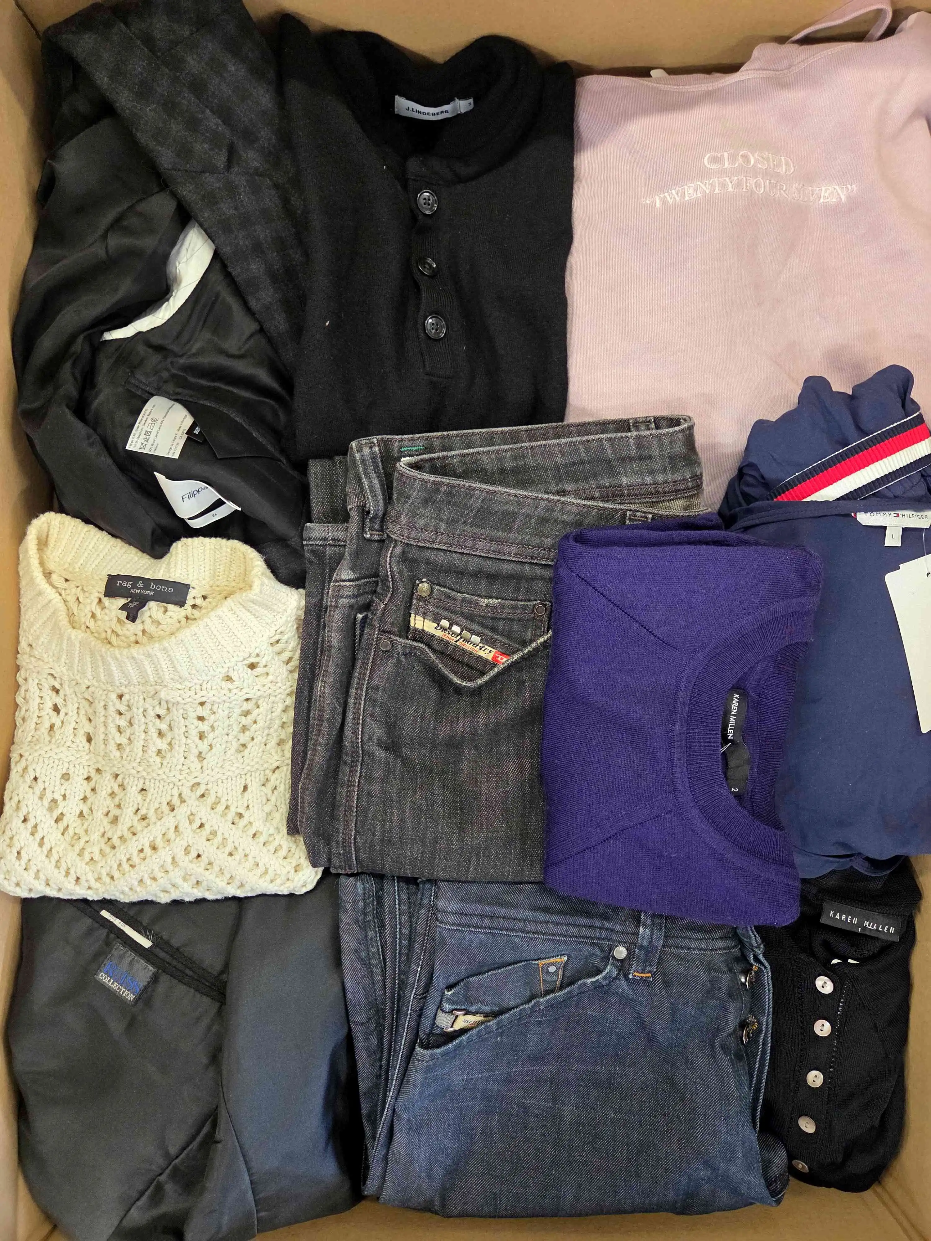 U2302 3 The photo shows a package with clothing in the category U.