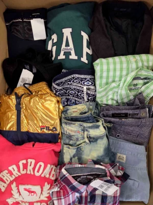 The photo shows a package with clothing in the category U.