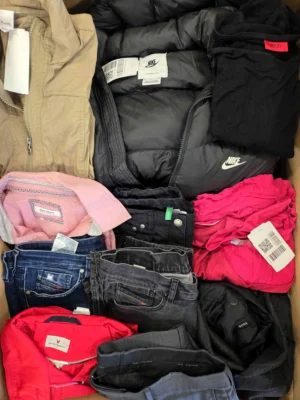 The photo shows a package with clothing in the category U.