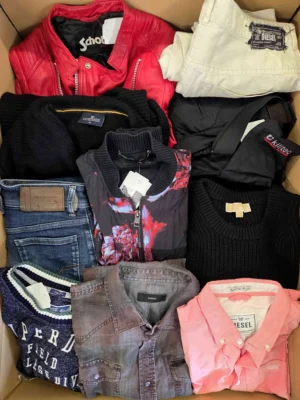 The photo shows a package with clothing in the category U.