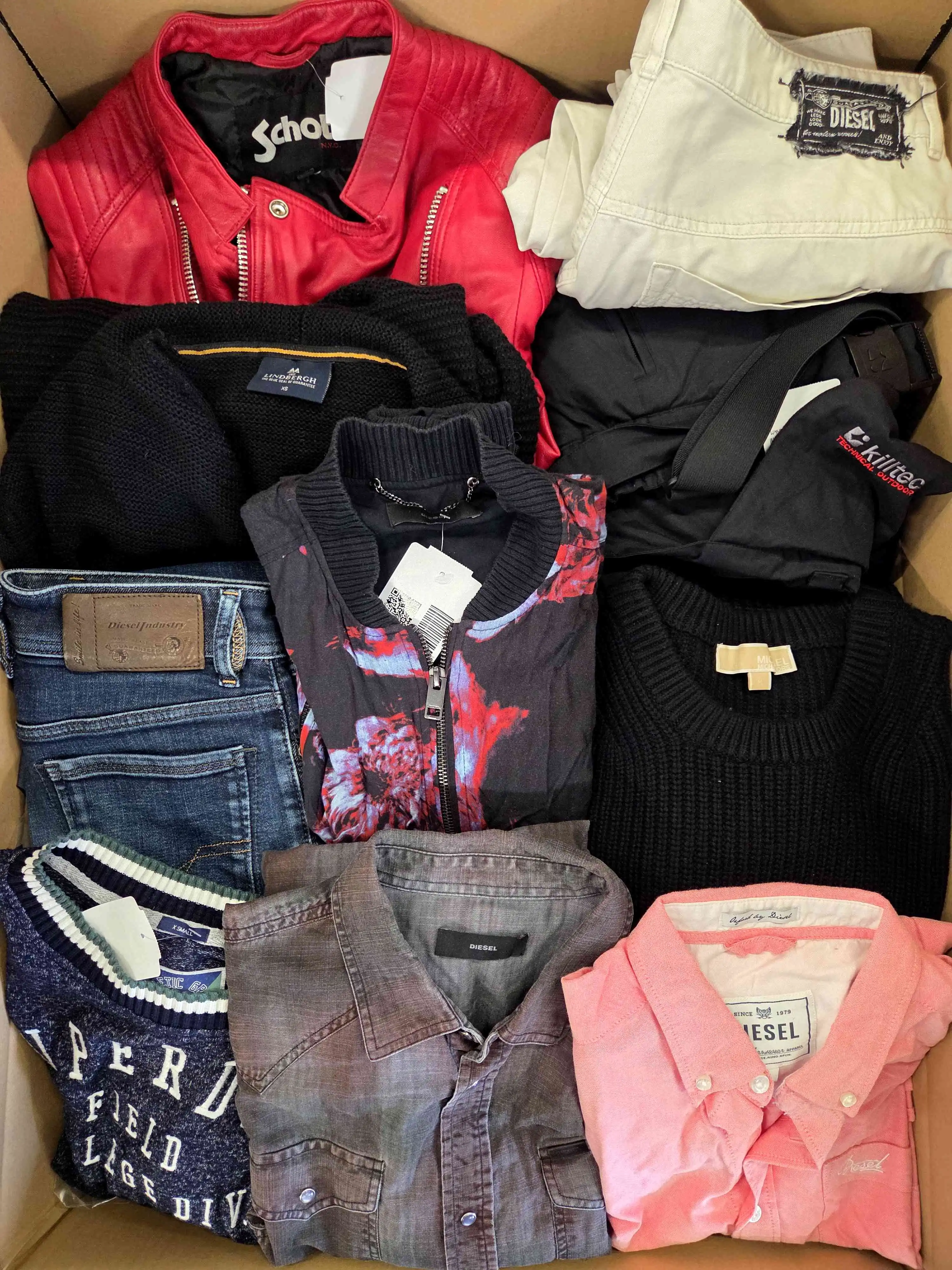 U2305 3 The photo shows a package with clothing in the category U.