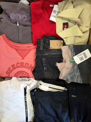 The photo shows a package with clothing in the category U.