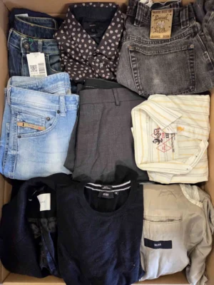 The photo shows a package with clothing in the category U.