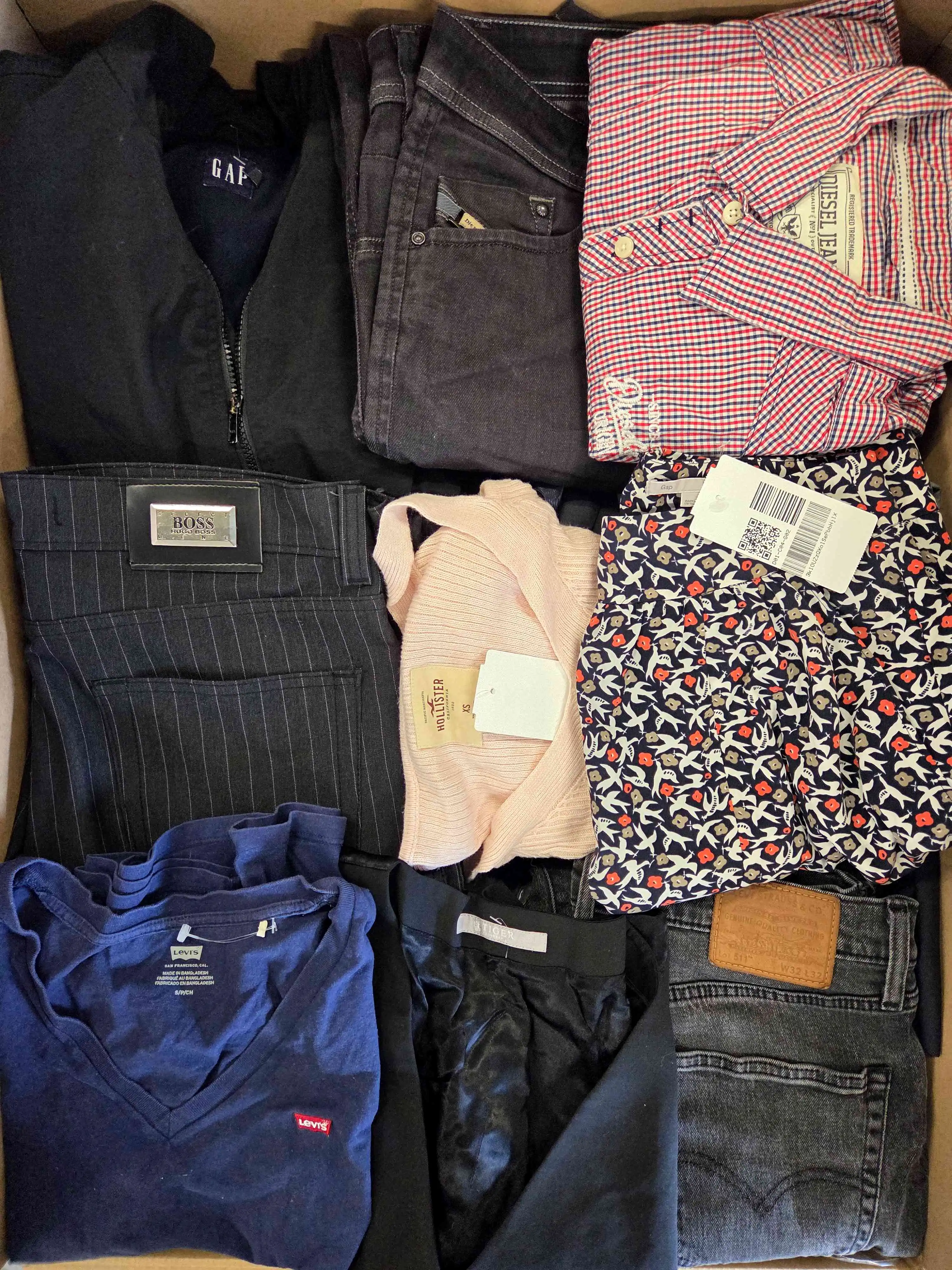 U2309 3 The photo shows a package with clothing in the category U.
