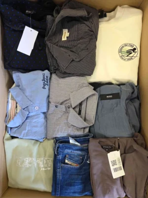 The photo shows a package with clothing in the category U.