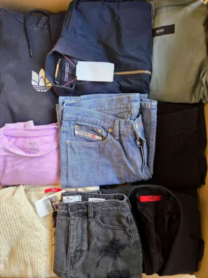 The photo shows a package with clothing in the category U.