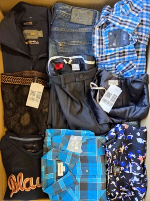 The photo shows a package with clothing in the category U.
