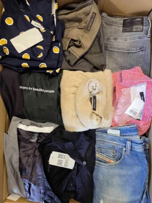 The photo shows a package with clothing in the category U.