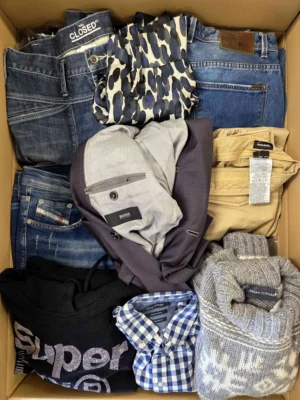 The photo shows a package with clothing in the category U.