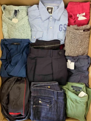 The photo shows a package with clothing in the category U.