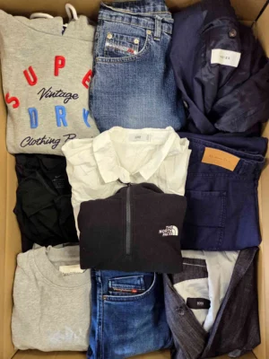 The photo shows a package with clothing in the category U.