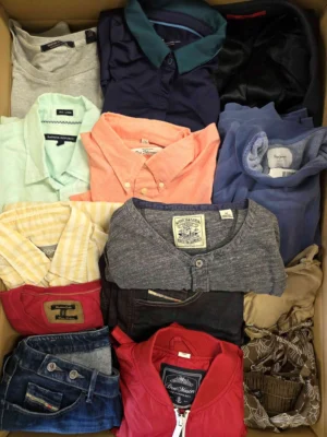 The photo shows a package with clothing in the category U.