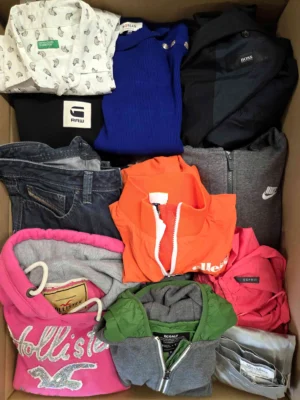 The photo shows a package with clothing in the category U.