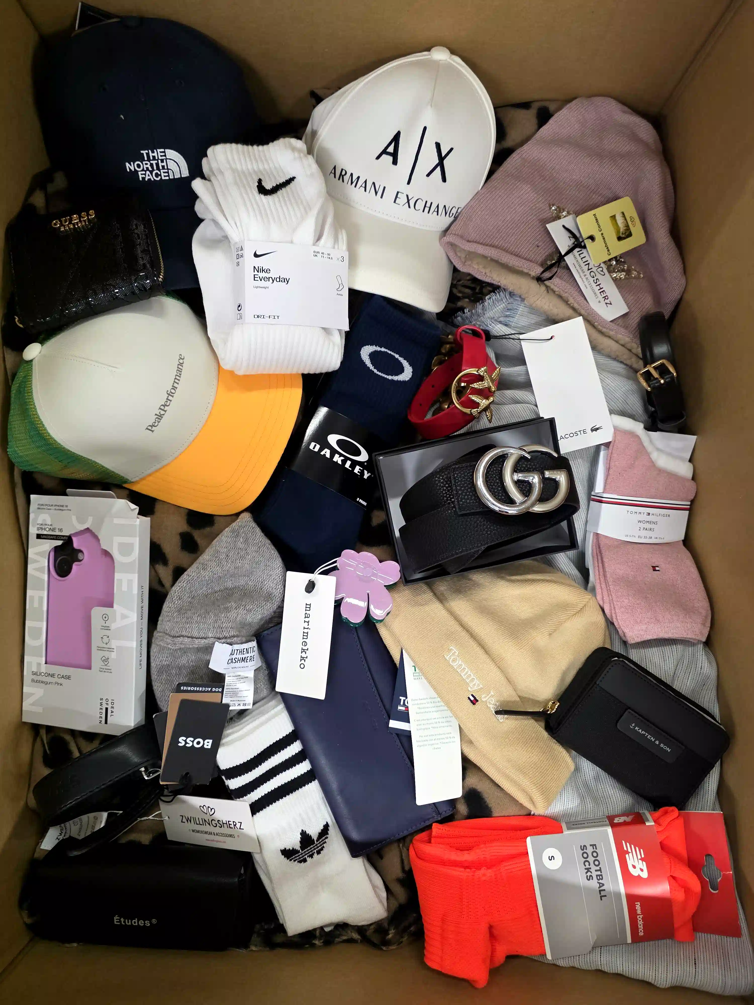 AB254 3 The picture shows a package with accessories in the category AB.