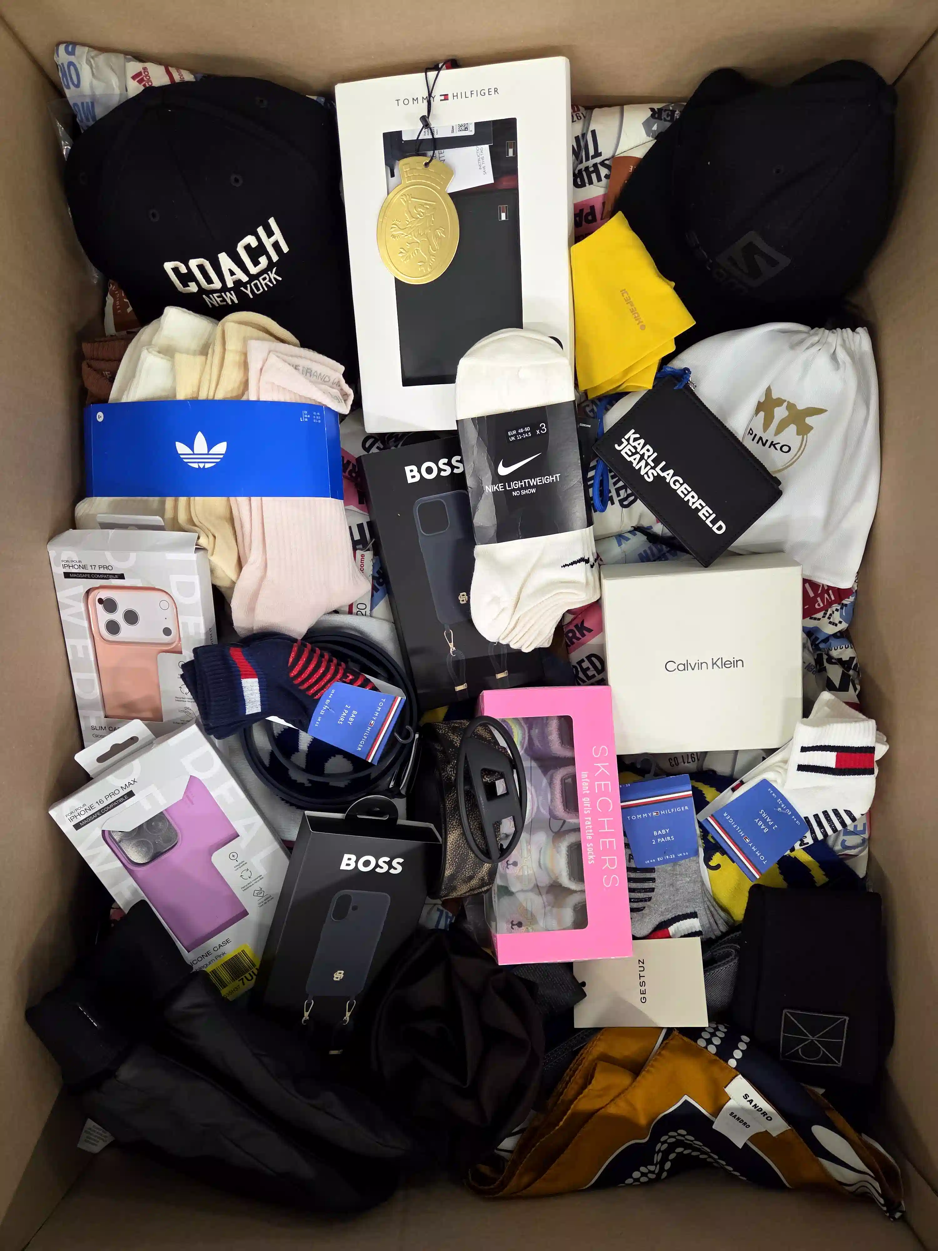 AB276 3 The picture shows a package with accessories in the category AB.