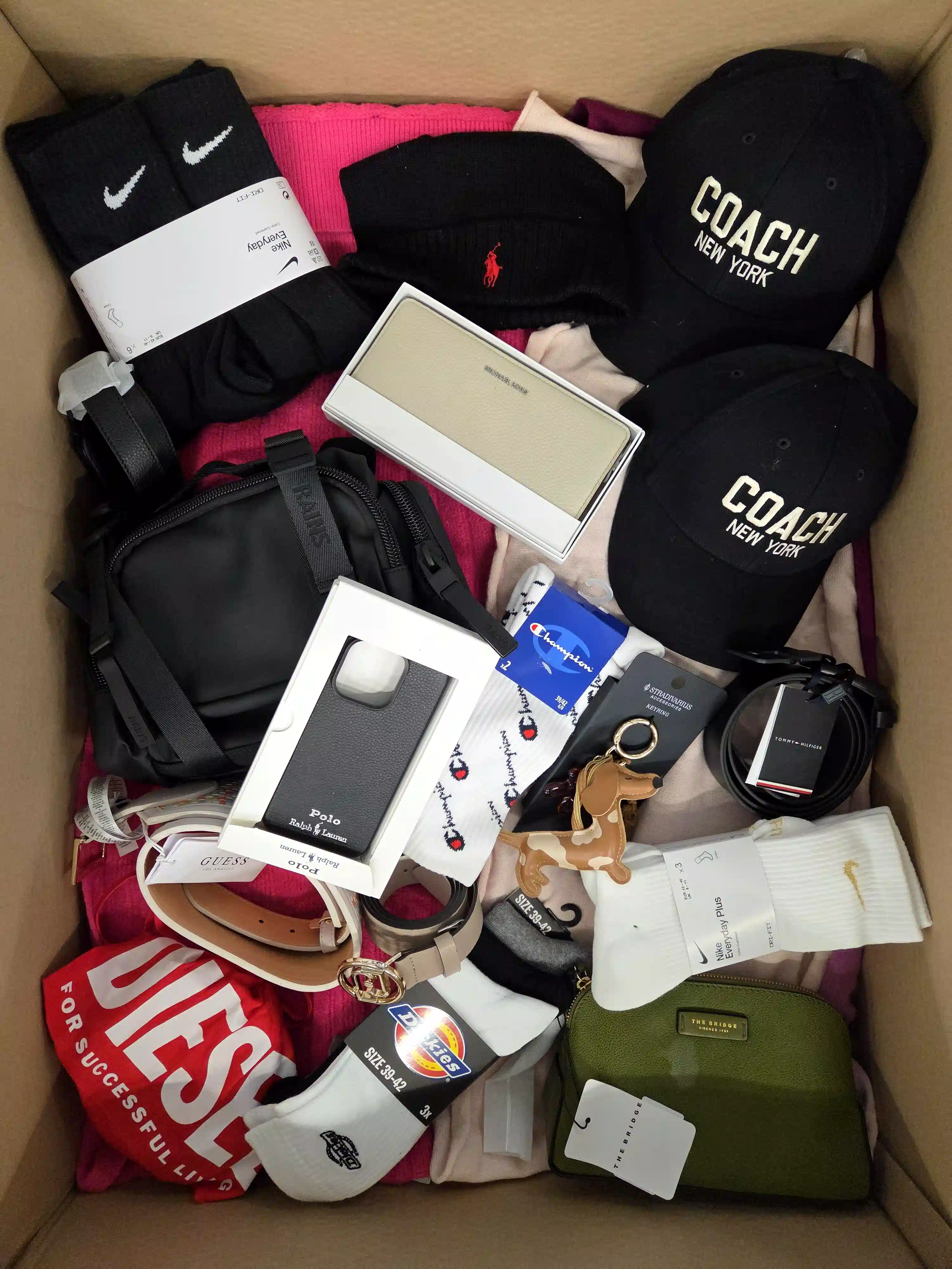 AB278 3 The picture shows a package with accessories in the category AB.