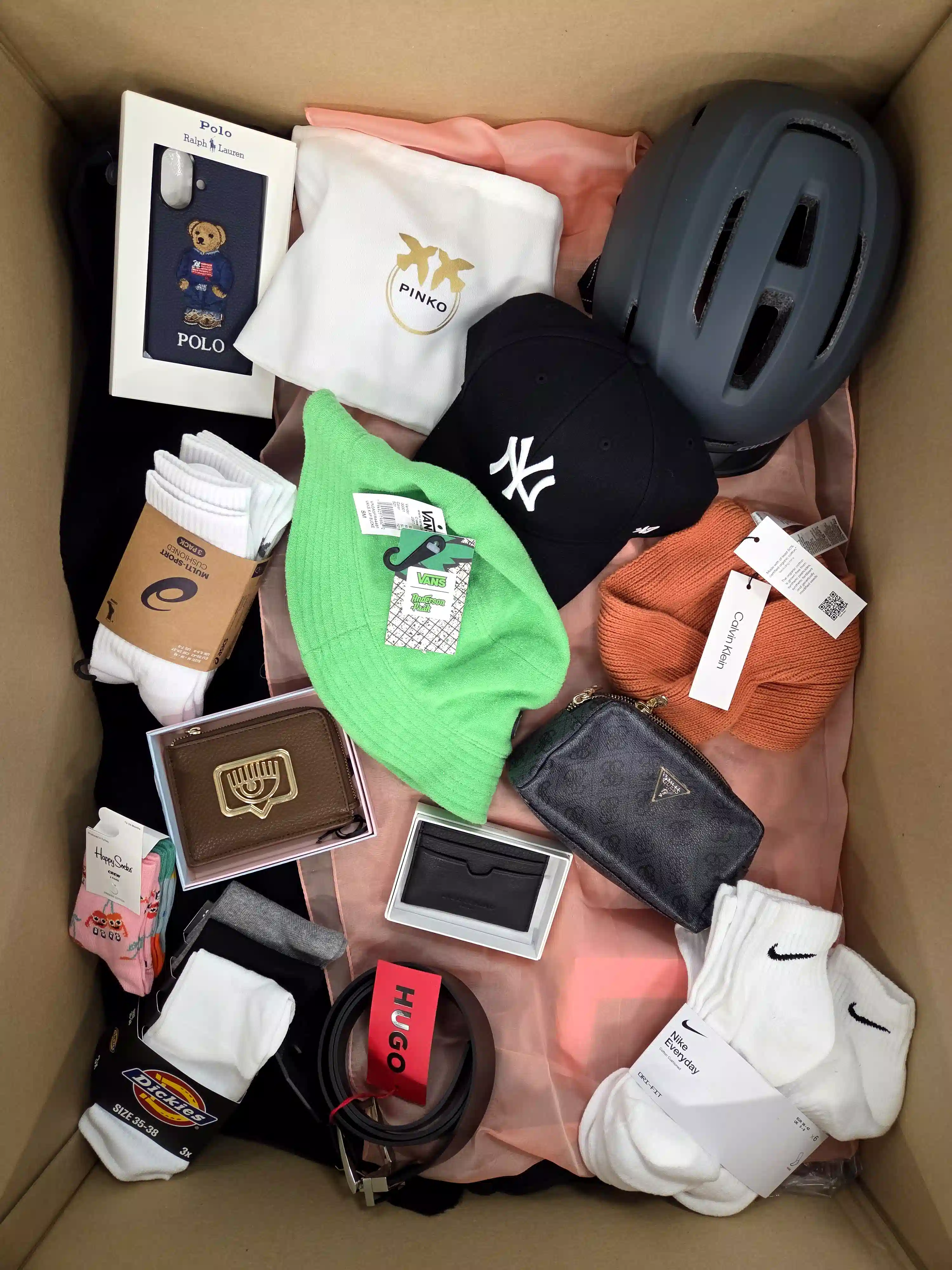 AB283 3 The picture shows a package with accessories in the category AB.