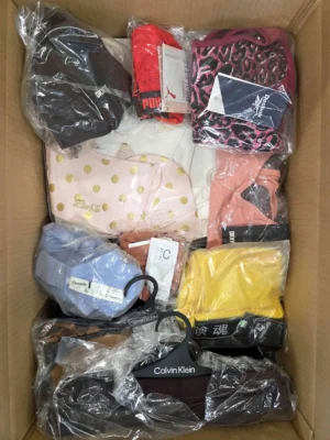 The photo shows a package with clothing in the category AU.