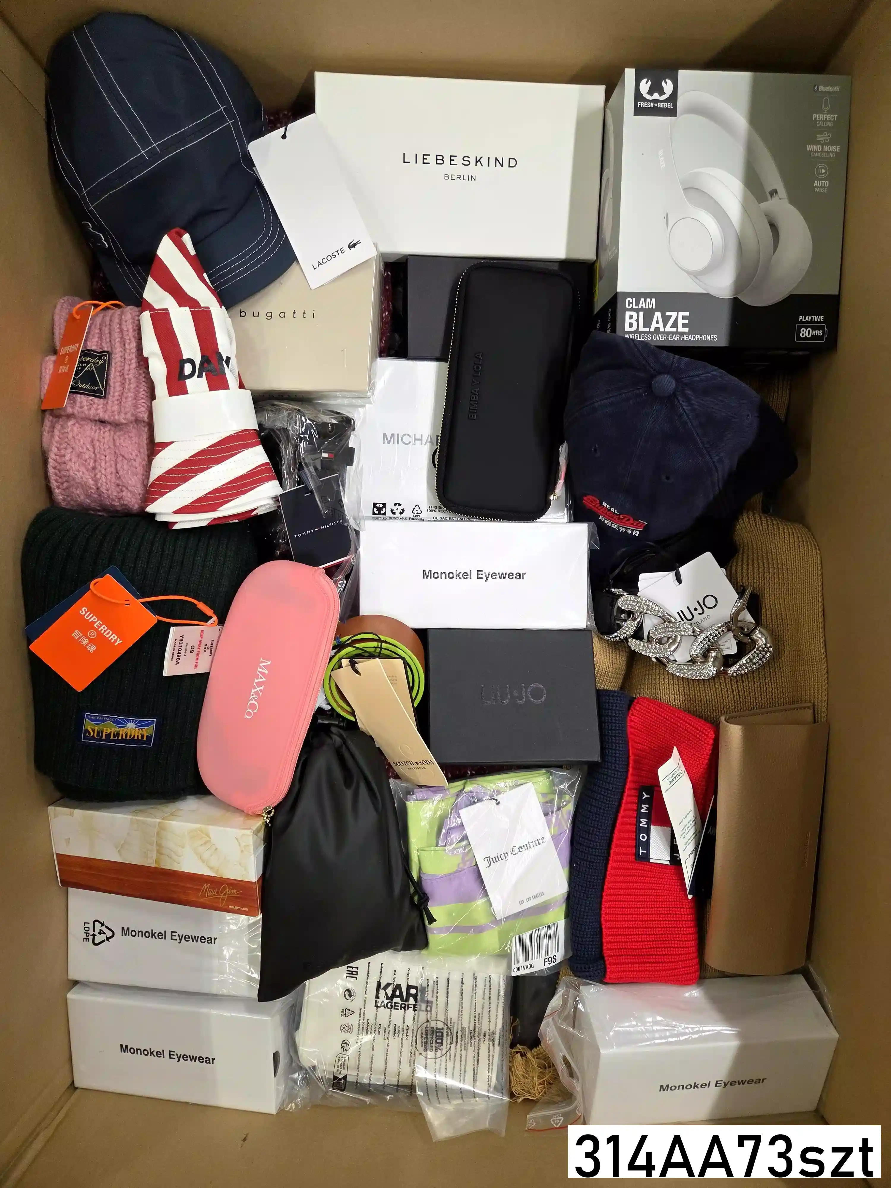 AA314 3 The picture shows a package with accessories in the category AA.