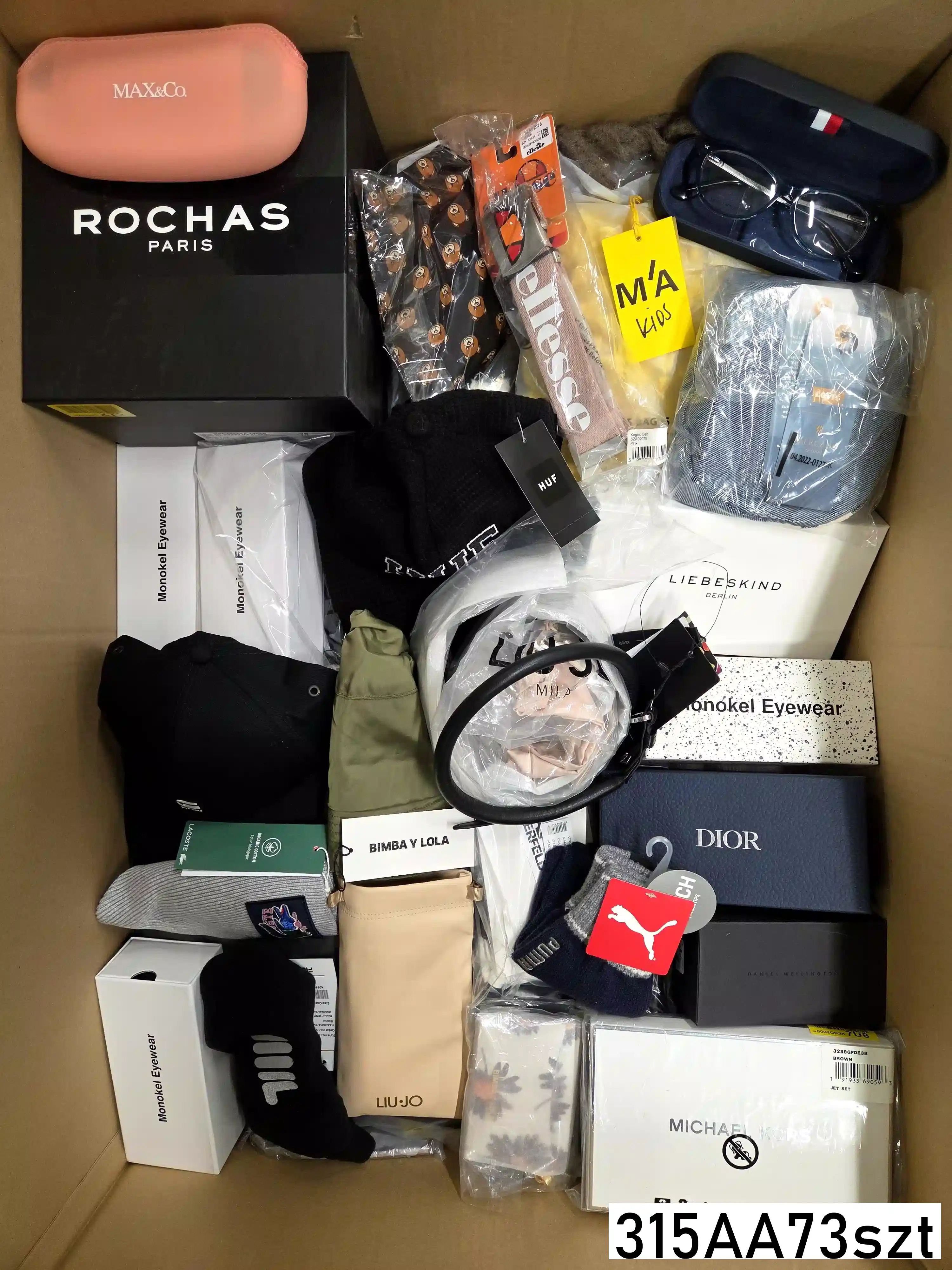 AA315 3 The picture shows a package with accessories in the category AA.