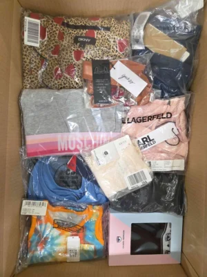 The photo shows a package with clothing in the category AU.