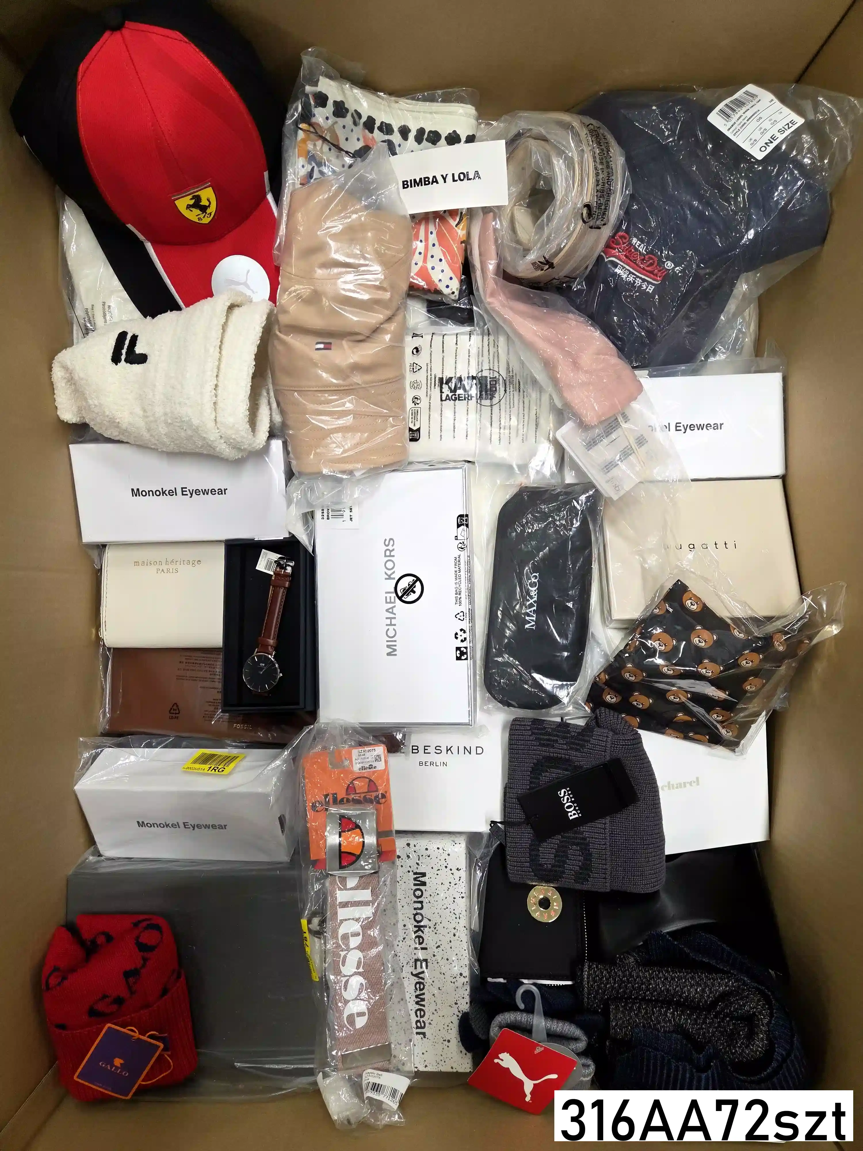 AA316 3 The picture shows a package with accessories in the category AA.