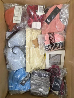 The photo shows a package with clothing in the category AU.