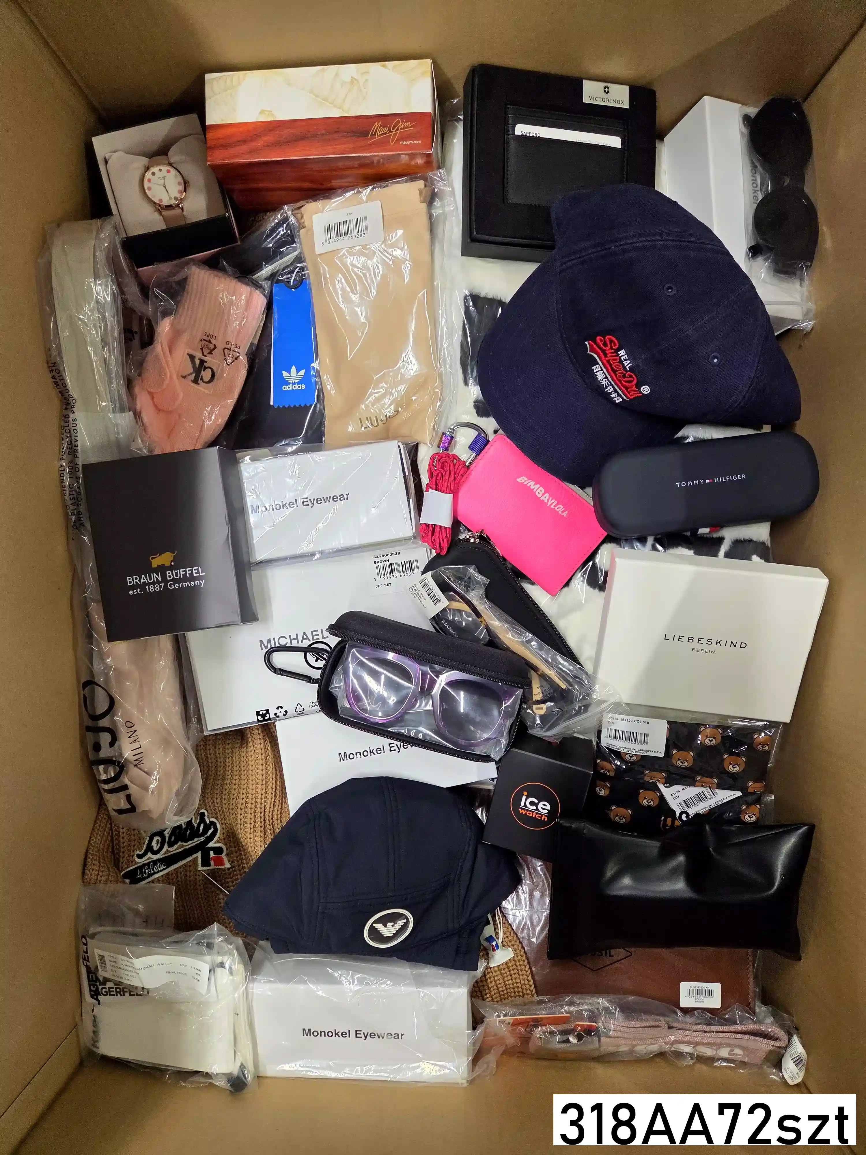 AA318 3 The picture shows a package with accessories in the category AA.