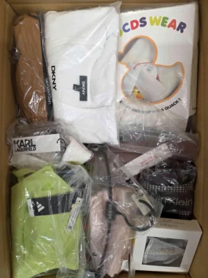 The photo shows a package with clothing in the category AU.