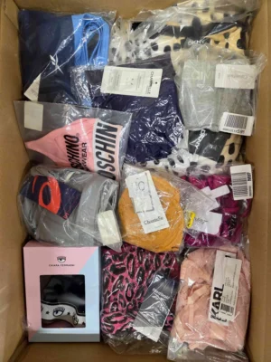 The photo shows a package with clothing in the category AU.