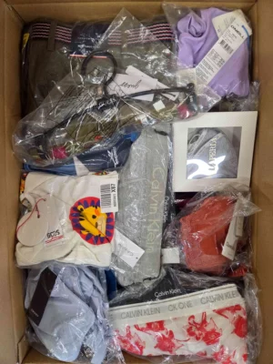 The photo shows a package with clothing in the category AU.