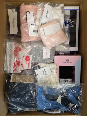 The photo shows a package with clothing in the category AU.