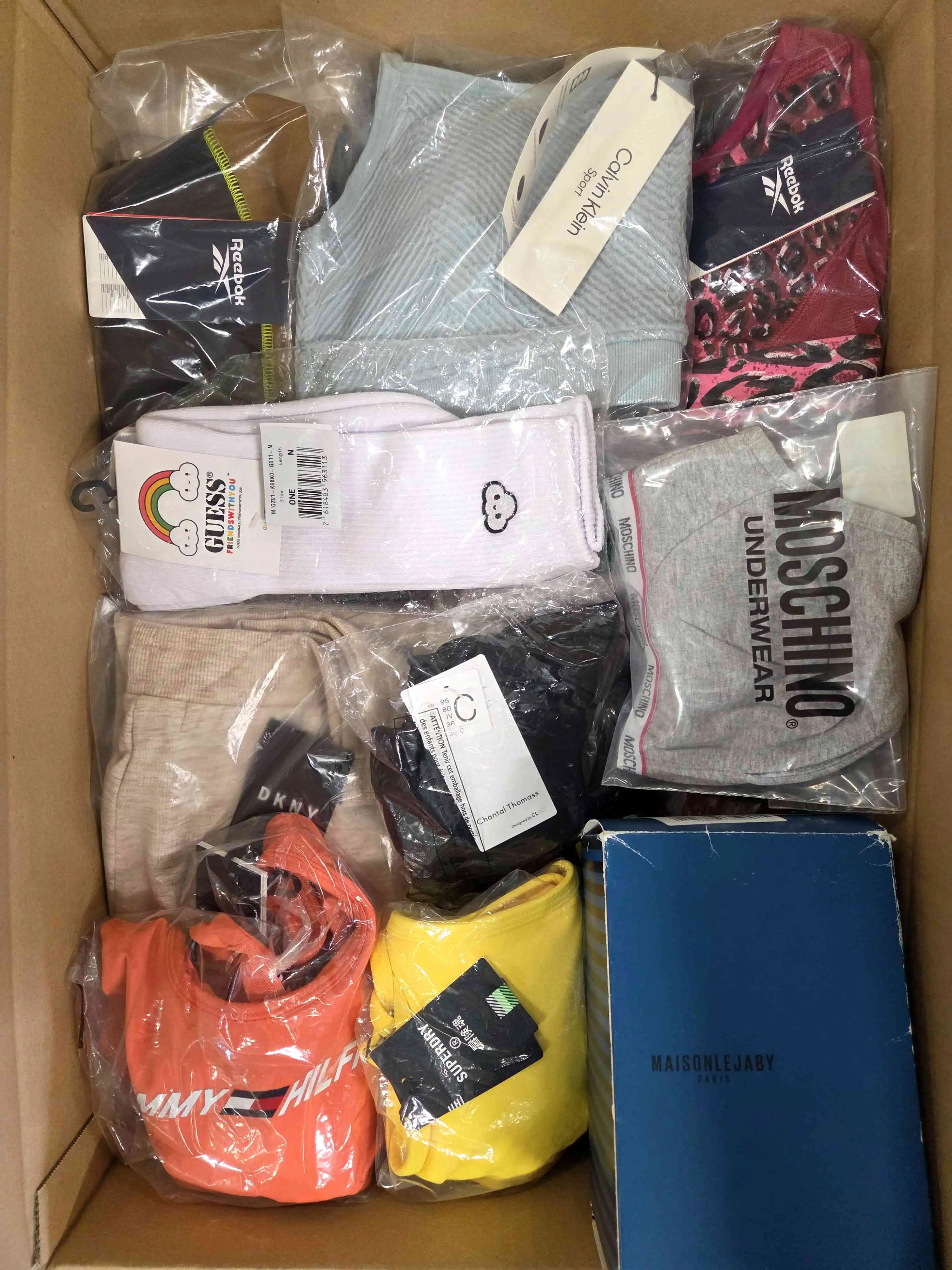 AU326 3 The photo shows a package with clothing in the category AU.