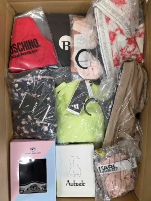 The photo shows a package with clothing in the category AU.