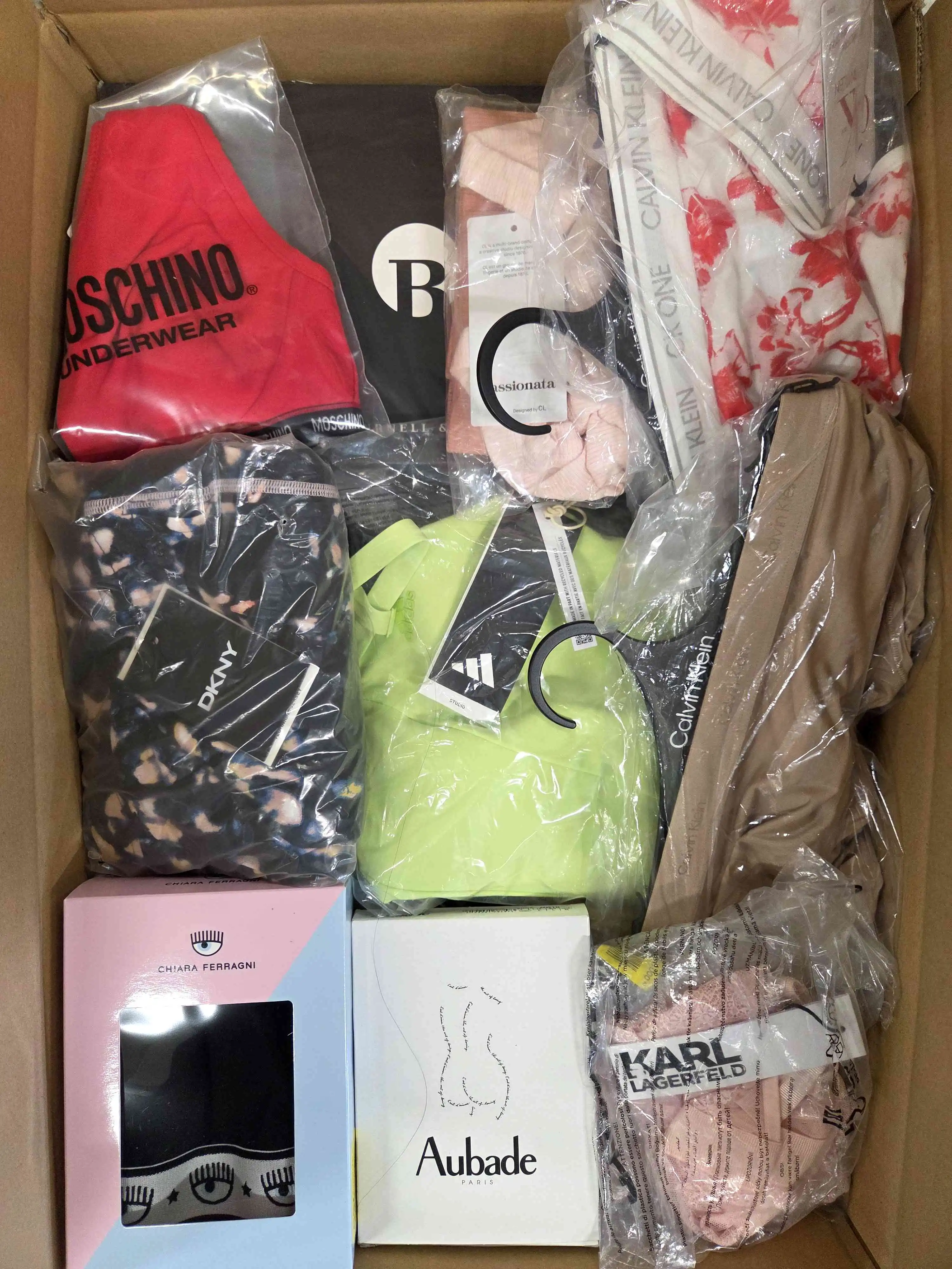 AU327 3 The photo shows a package with clothing in the category AU.