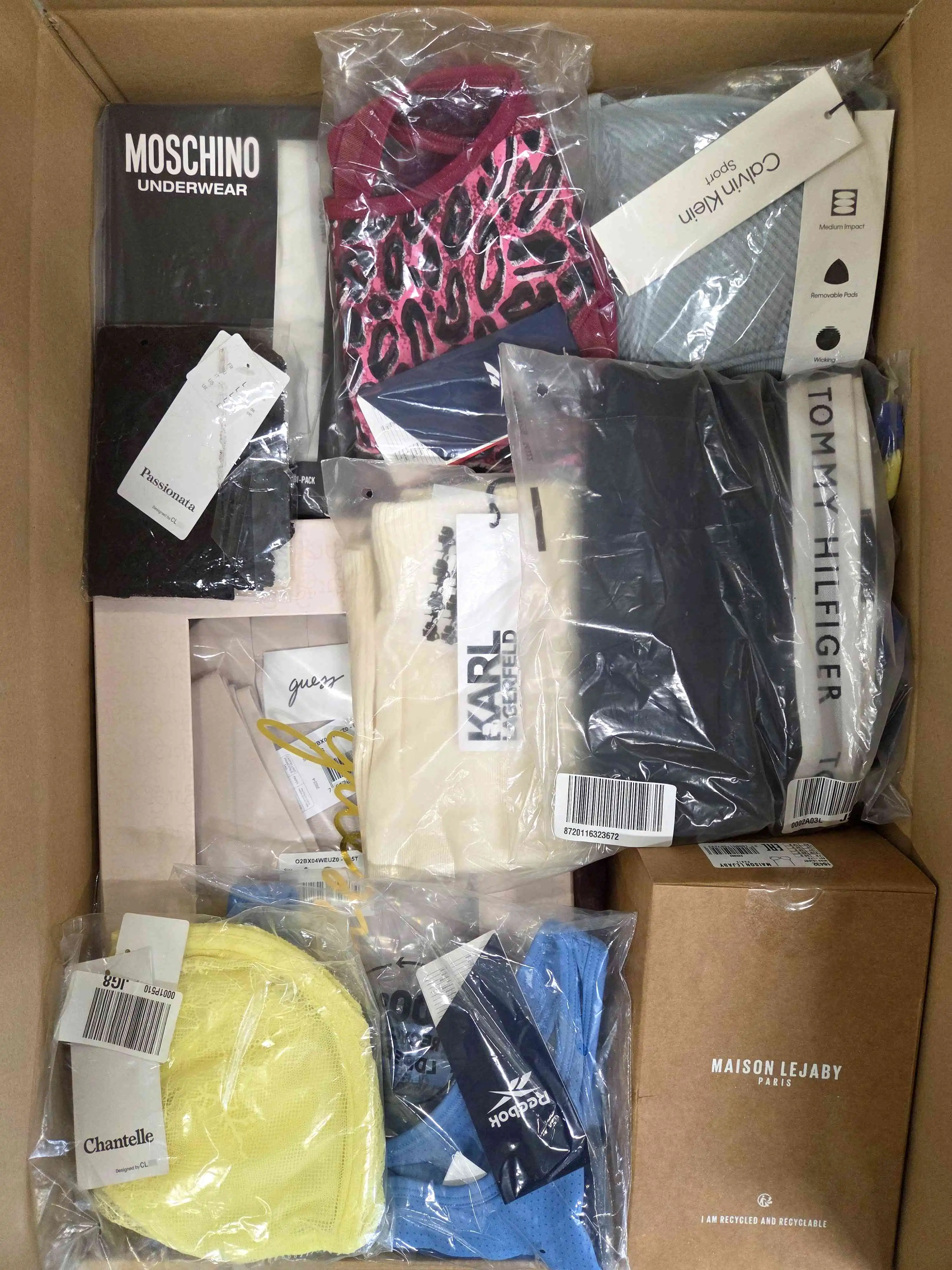 AU328 3 The photo shows a package with clothing in the category AU.