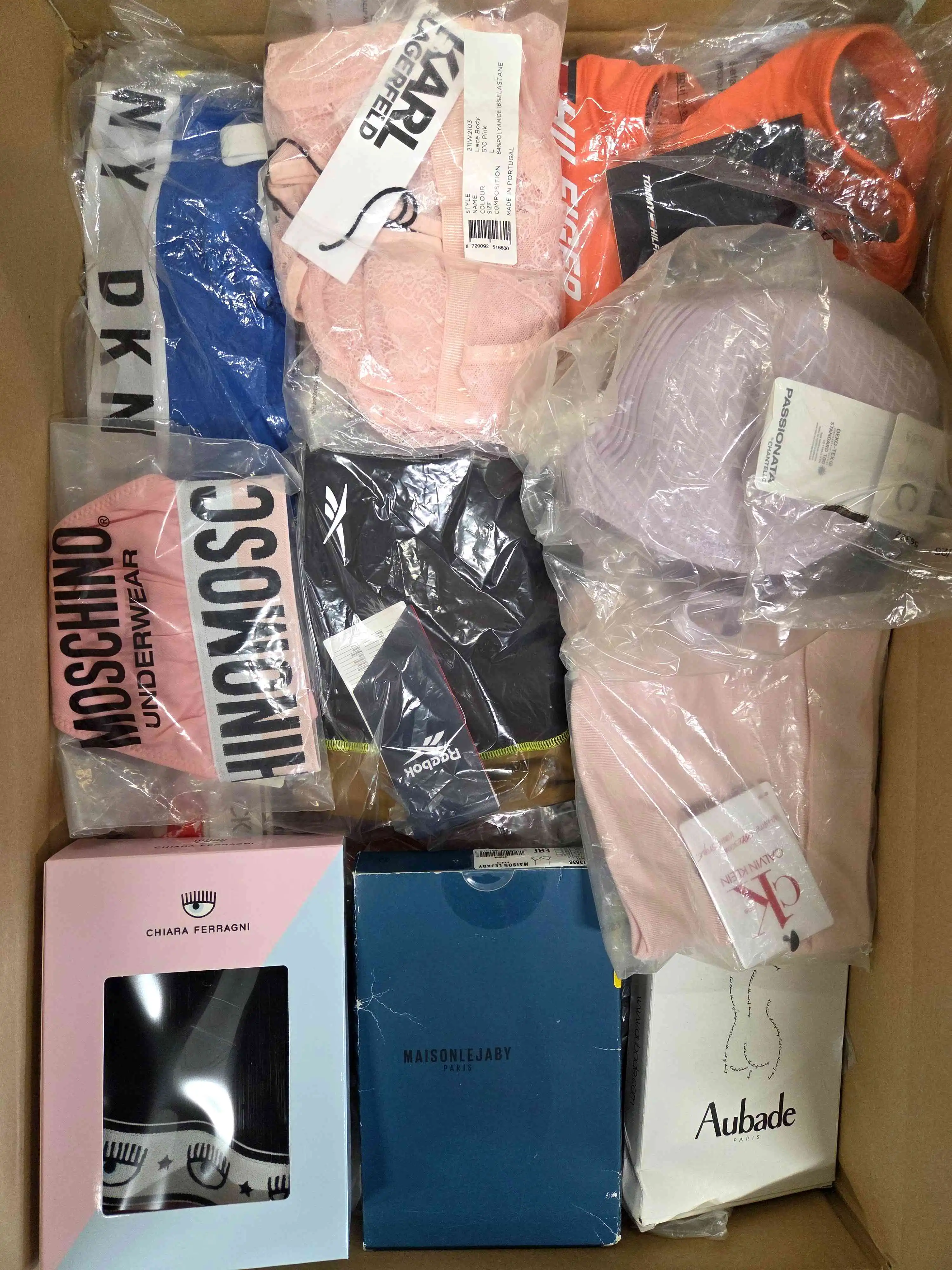 AU329 3 The photo shows a package with clothing in the category AU.