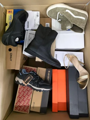 The photo shows a package with footwear in the category BS.