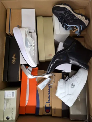 The photo shows a package with footwear in the category BS.