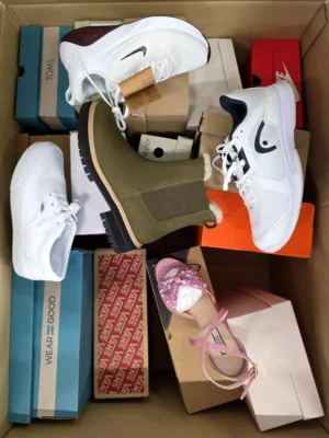 The photo shows a package with footwear in the category BS.
