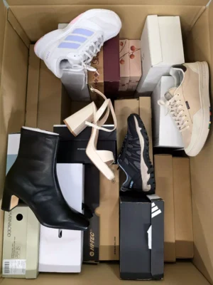 The photo shows a package with footwear in the category BS.