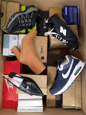 The photo shows a package with footwear in the category BS.