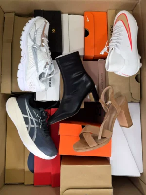 The photo shows a package with footwear in the category BS.