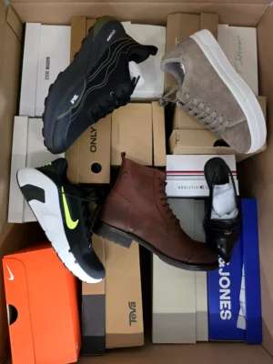 The photo shows a package with footwear in the category BS.