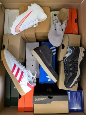 The photo shows a package with footwear in the category BS.