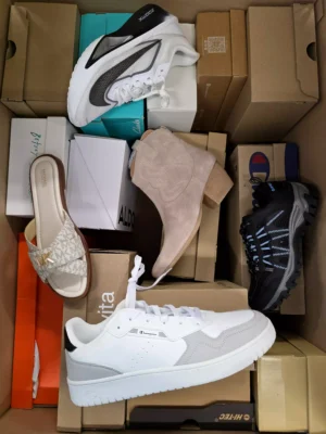The photo shows a package with footwear in the category BS.