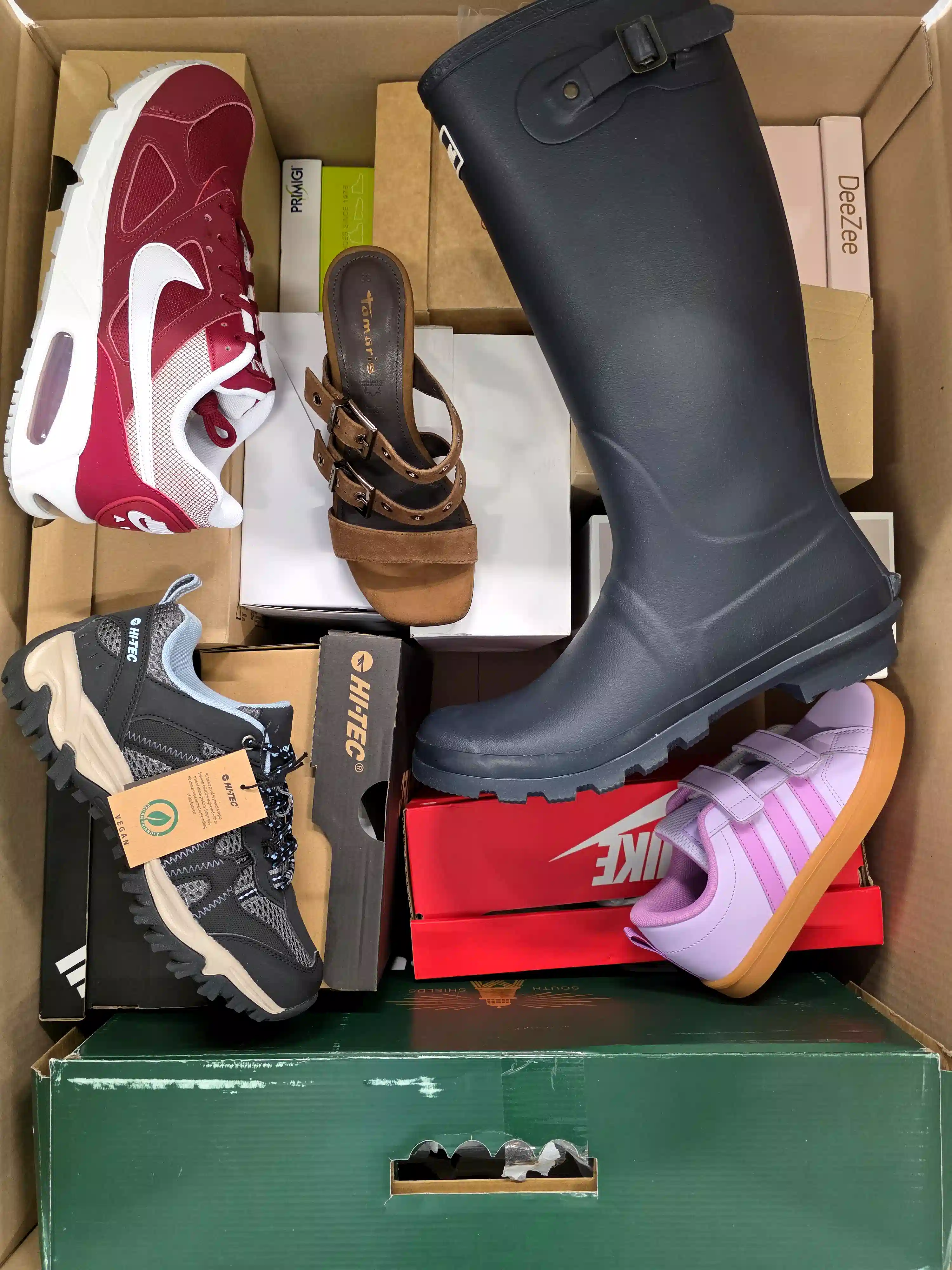 BS3588 3 The photo shows a package with footwear in the category BS.