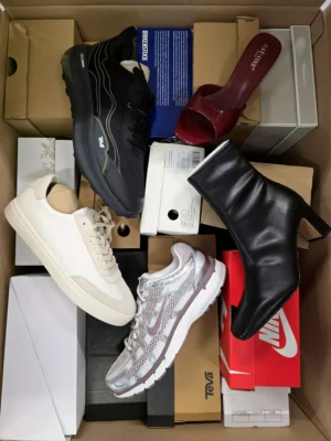 The photo shows a package with footwear in the category BS.