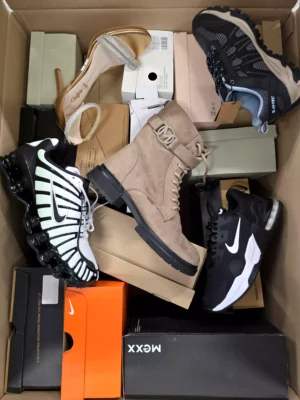 The photo shows a package with footwear in the category BS.